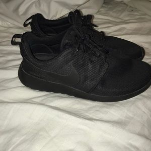 women’s all black nike roshes